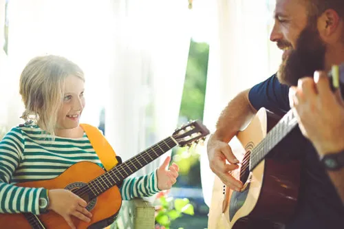 jam-sesión-hombre-y-niño-jugar-guitarra