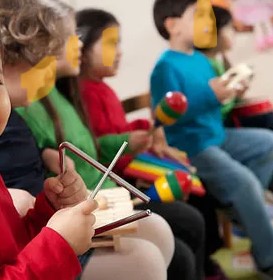 niño-de-edad-preescolar-niños-en-clase-de-música